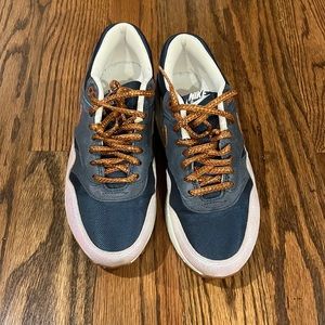 Women’s Nike air max size 6. Worn 2-3 times. No box